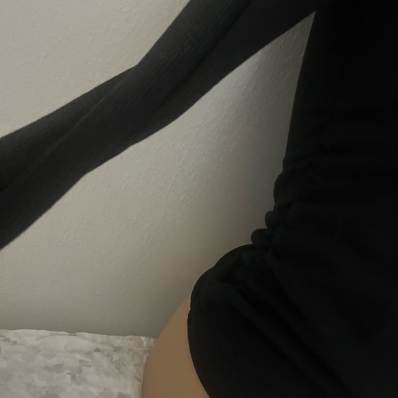 Ribbed sides hour glass enhancing black long sleeve top - Picture 2 of 2